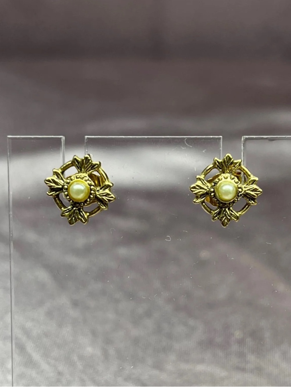 Vintage Avon Victorian Collection 1983 Faux pearl Gold tone pierced Earrings